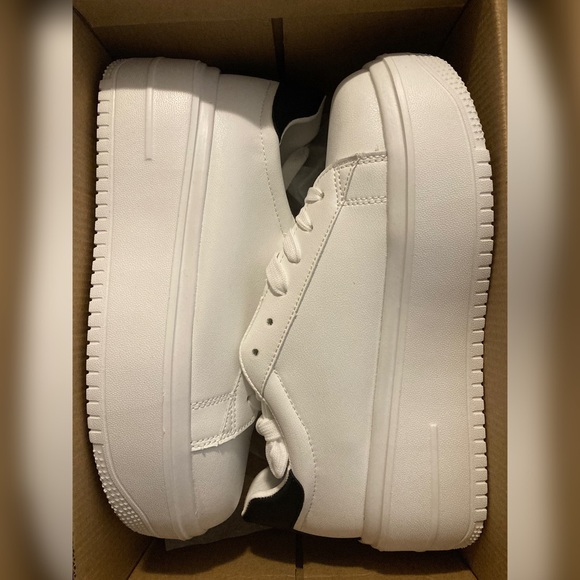 Lace-Up Front Flatform Skate Shoes - Picture 3 of 7